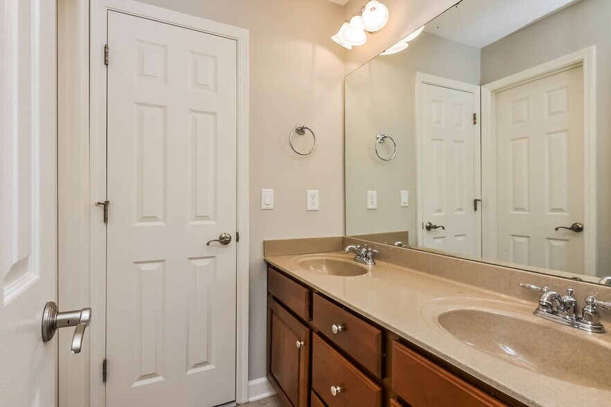Building Photo - 1320 Trailing Rose Ct