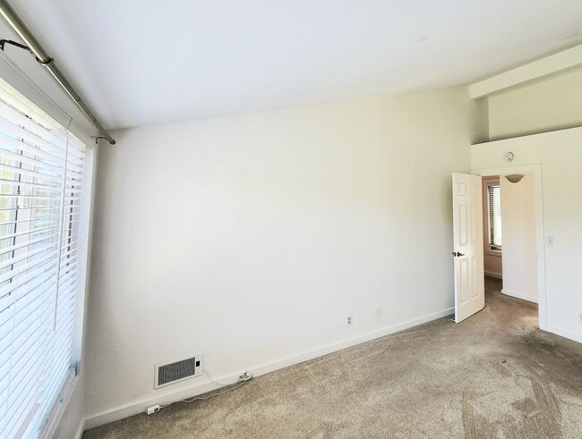 Building Photo - Spacious & bright 3 bedroom 2 bath home in...
