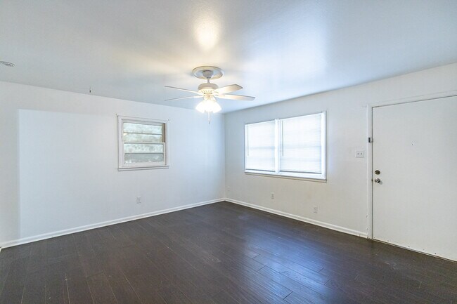 Building Photo - Lots of space!!