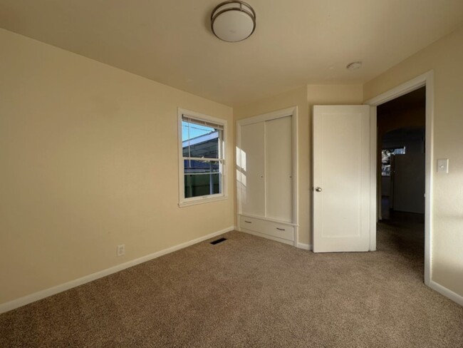 Building Photo - Gorgeous 2-Bedroom Rambler in heart of Fir...