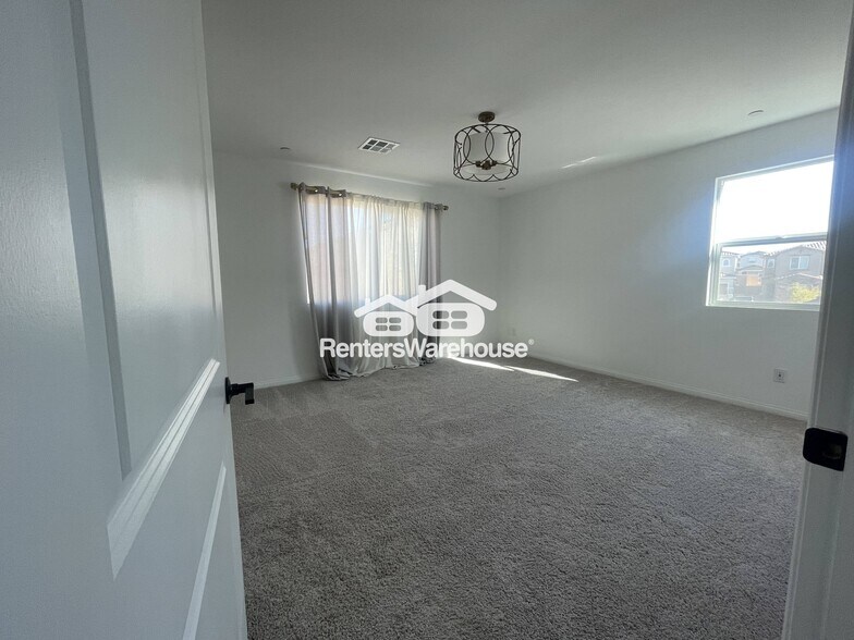 Building Photo - 856 Benning St