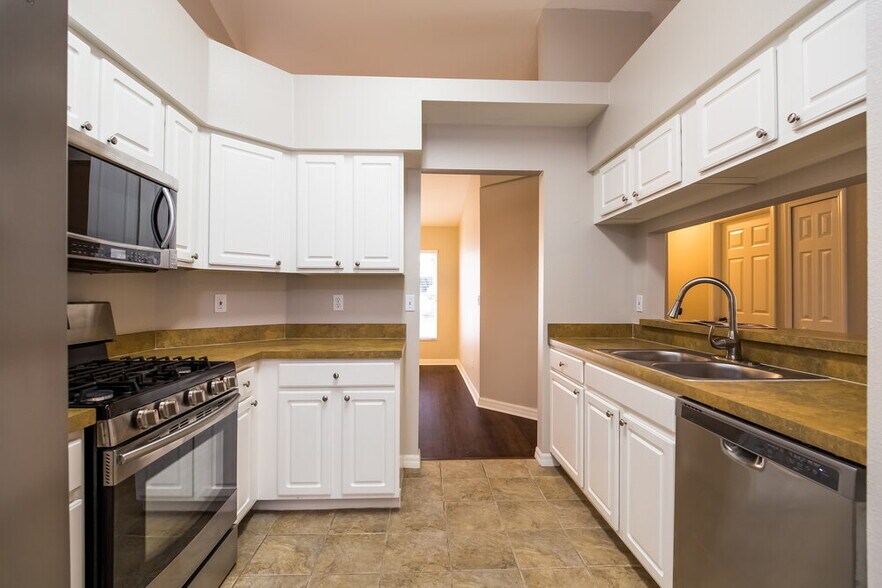 Building Photo - 15443 Margaux Dr