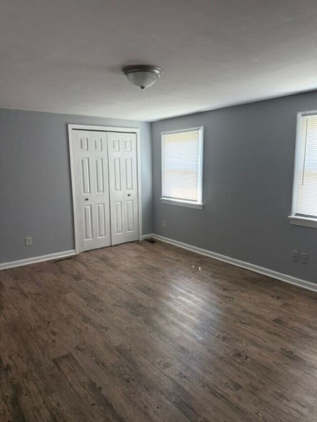 Building Photo - Spacious Two Bedroom Townhouse