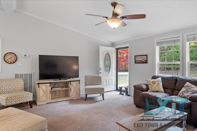 Building Photo - Lakefront Rental in Long Branch Shores