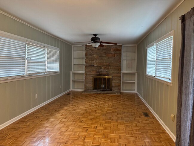 Building Photo - Charming 3 bedroom,  2 Bathroom in the cen...