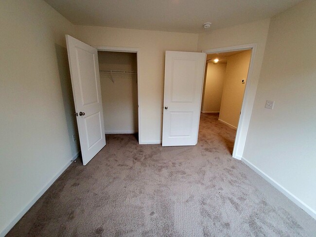 Building Photo - Kodak 37764 - 3 bedroom 2.5 bath townhouse - call Dustin Walker 865-221-0197