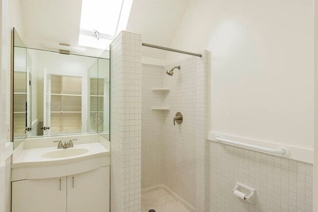 Building Photo - Balcony & Gas Fireplace: Sunny Apartment i...
