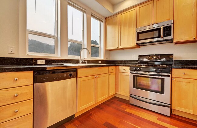 Building Photo - This Gorgeous Townhome has 3 Bedrooms, 3 1...
