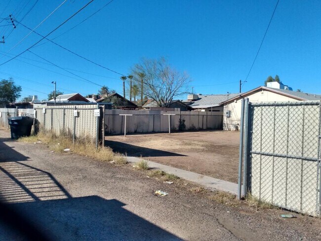 Building Photo - 1327 E Pierce St