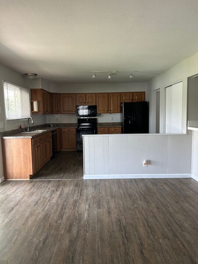 Building Photo - 537 Windrift Dr