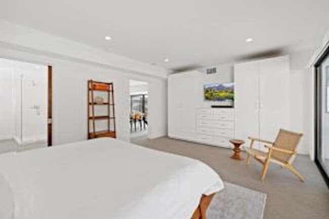 Building Photo - 5 bedroom 5 bath Available for Short Term Rental