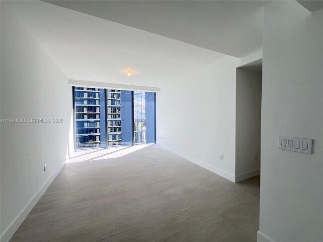 Building Photo - 700 NE 24th St