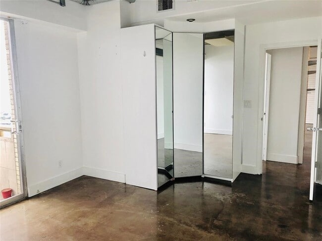 Building Photo - 2016 Main St