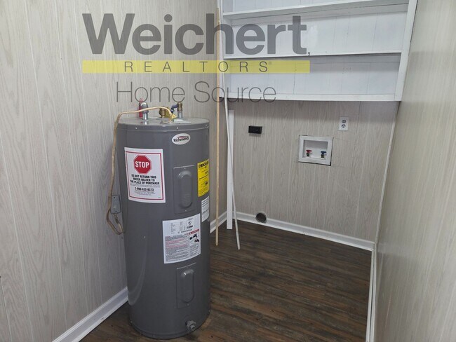 Building Photo - Freshly Updated 2-Bedroom on a Quiet Street