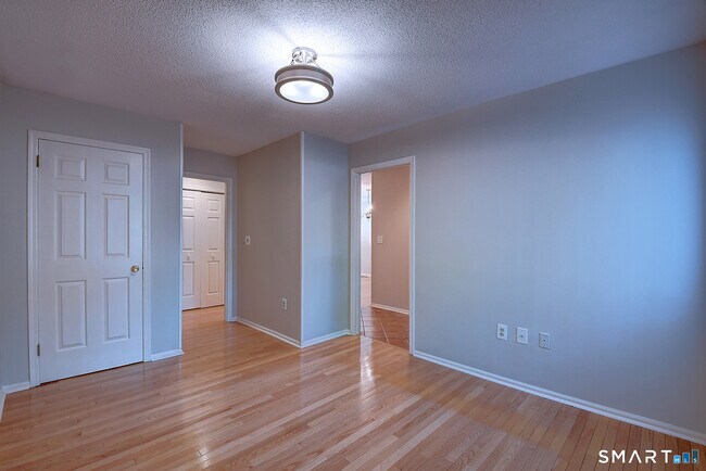 Building Photo - 4 Stonington Ct