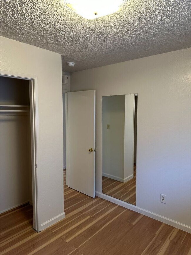 Building Photo - 3 Bedroom 1 Bathroom Duplex