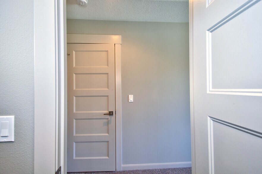 Building Photo - 9424 N Macrum Ave