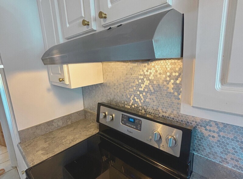 kitchen - 880 S Village Dr N