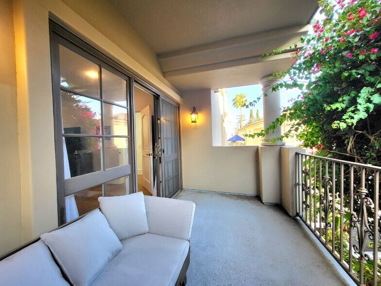 Building Photo - 851 N San Vicente Blvd