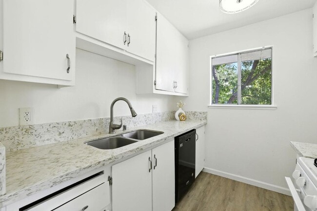 Building Photo - Gorgeous 2 Bed Condo in Foothill Farms
