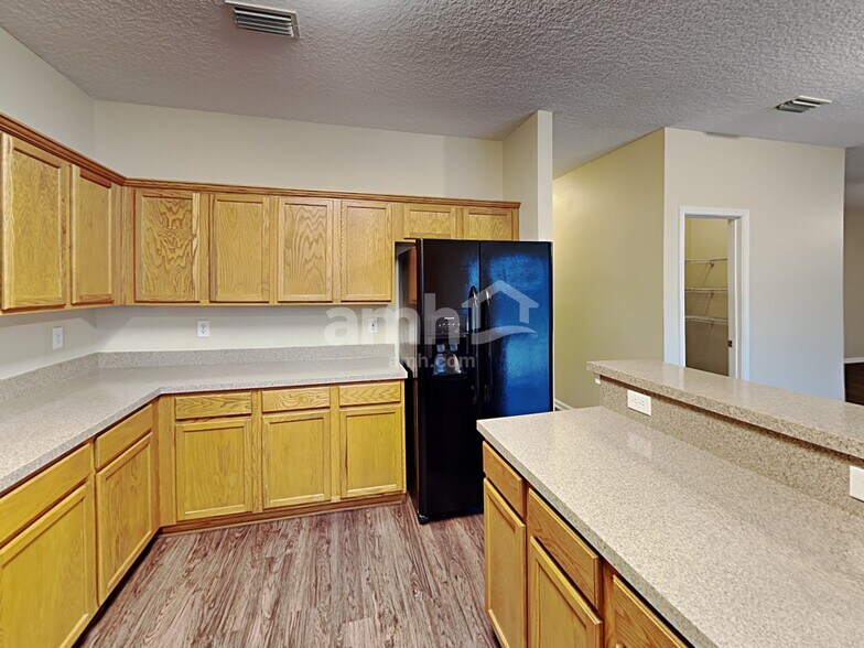 Building Photo - 456 Evergreen Way