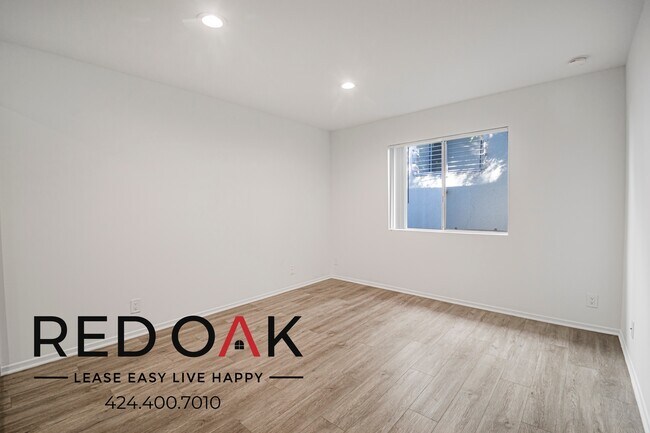 Building Photo - 13444 Moorpark St