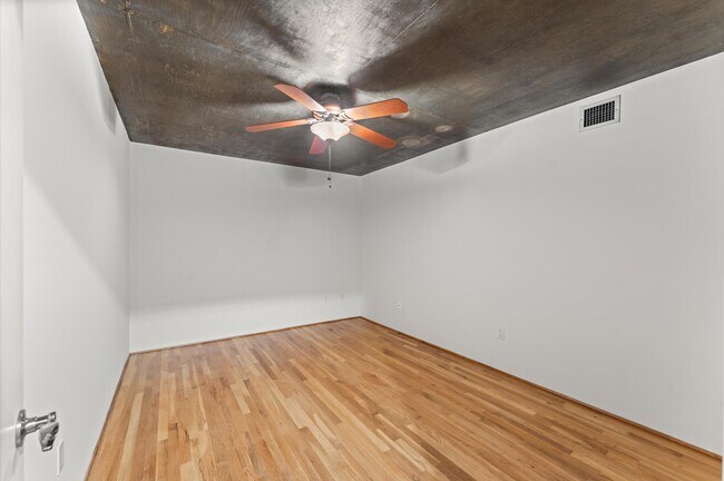 Building Photo - 1005 S Shepherd Dr