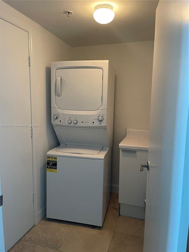 Building Photo - 15051 Royal Oaks Ln