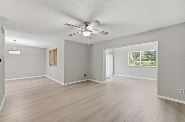 Building Photo - 525 Oak Haven Dr