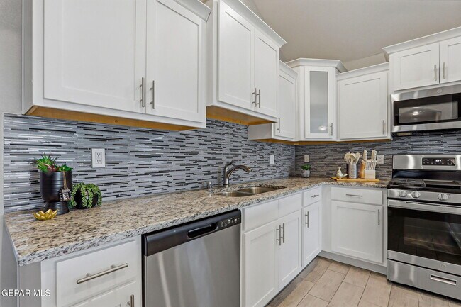 Building Photo - 13912 Loreina Luz Ave