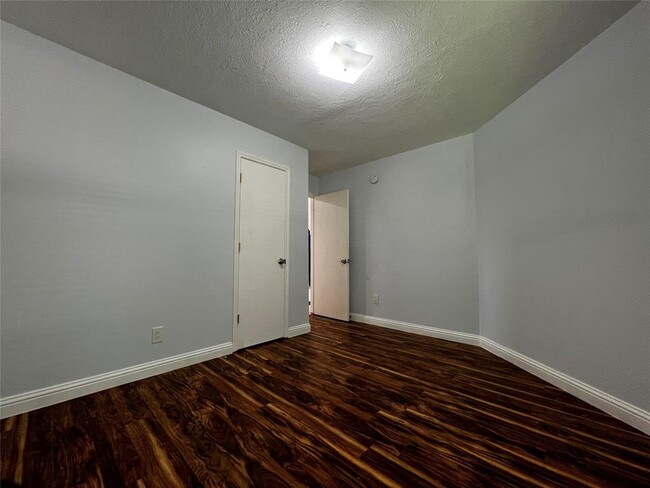 Building Photo - 15303 Riverside Grove Dr