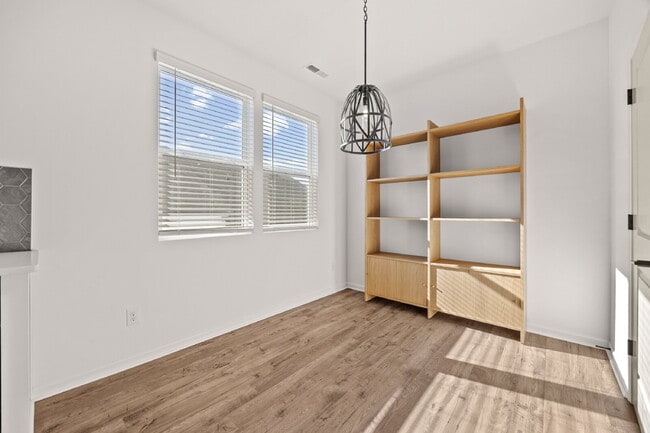 Building Photo - Your Perfect Charlotte Townhome Awaits — Bright, Modern, and Move-In Ready!