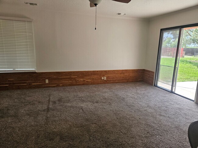 Building Photo - Spacious 4/2 with in-law suite and a pool!