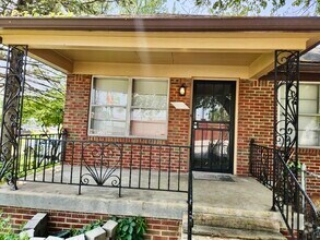 Building Photo - Beautiful brick 2 bedroom