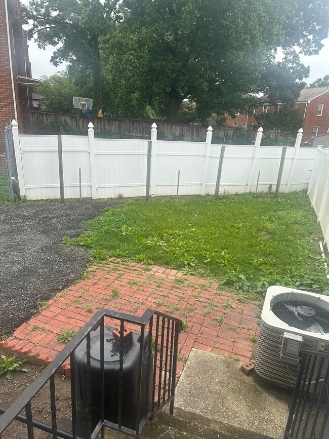 Building Photo - 2301 Iverson St