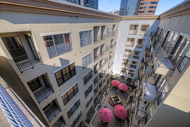 Building Photo - Penthouse-level 1 bed / 1 bath Condo at Bristol on Broadway