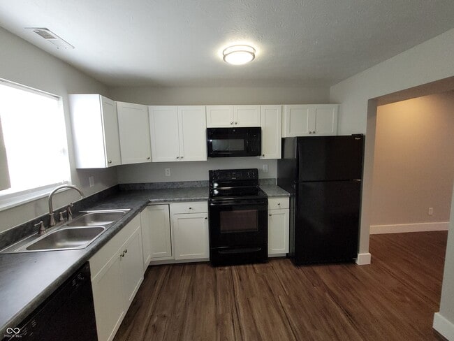 Building Photo - 144 E Center Dr