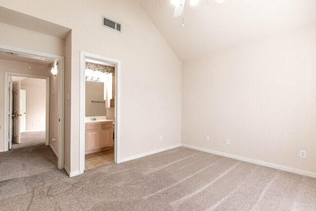 Building Photo - Withers Place Townhome!!