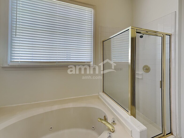 Building Photo - 1555 Brentwood Dr