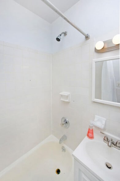 Building Photo - 335 E 94th St