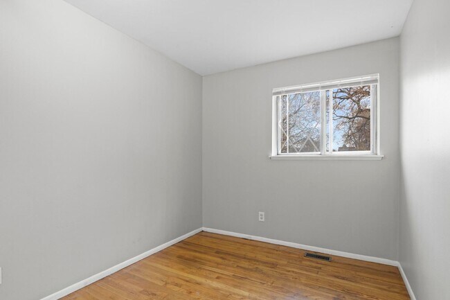 Building Photo - Hardwood Floors- Large Space - Garage