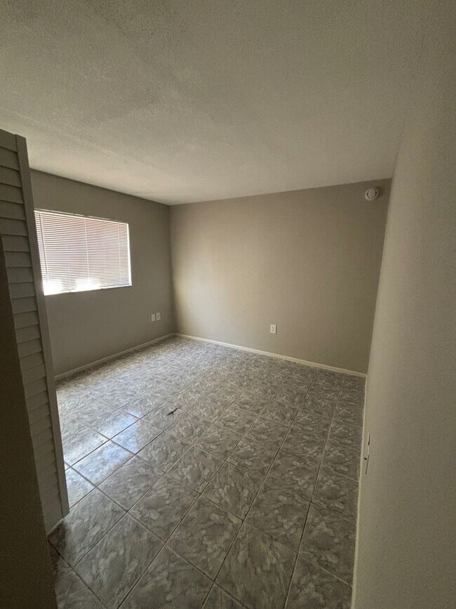Building Photo - 921 33rd Ave W