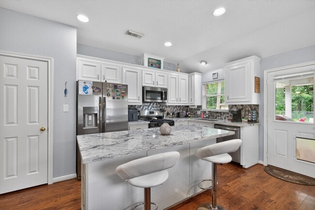 Building Photo - 1017 Pin Oak Dr