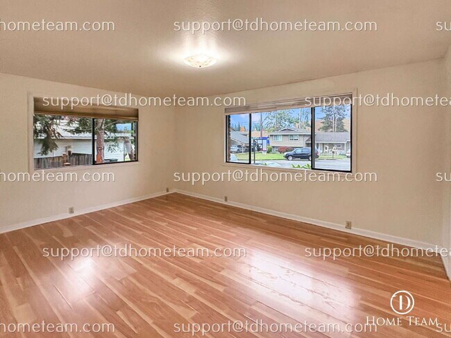Building Photo - "Spacious 4-Bedroom Duplex with 2 Full Bat...