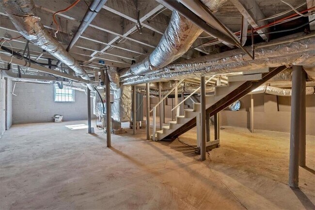 Building Photo - 2142 Cloverdale Dr SE