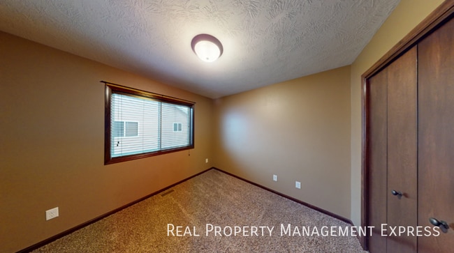 Building Photo - Modern 4 Bedroom 2 Bathroom Twin-Home in Tea