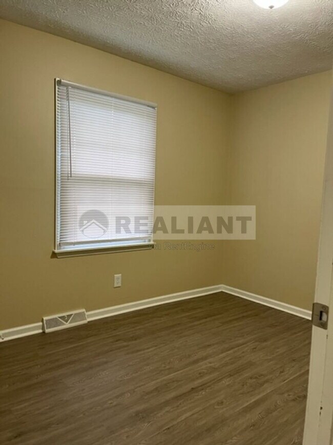 Building Photo - 108 Oakwood Dr