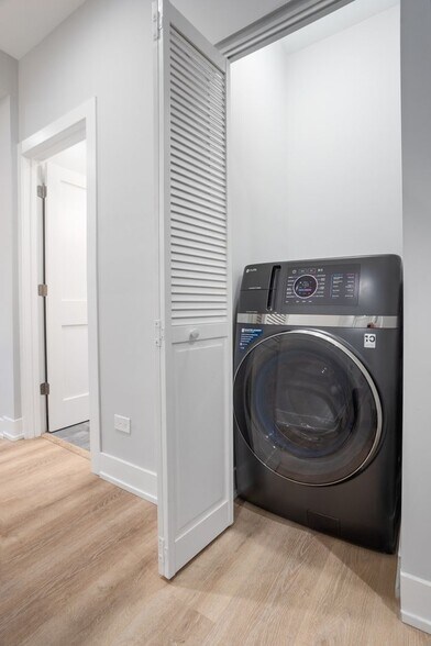 Building Photo - 7503 N Eastlake Ter