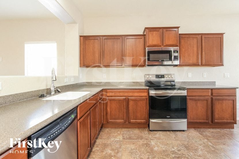 Building Photo - 390 E Yellow Wood Ave