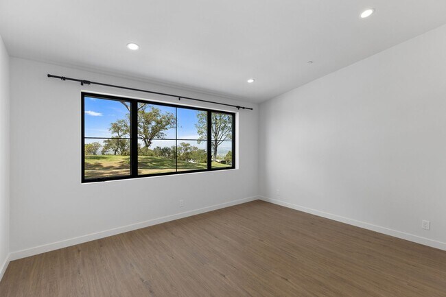 Building Photo - Modern Coastal Lease in Top of the World